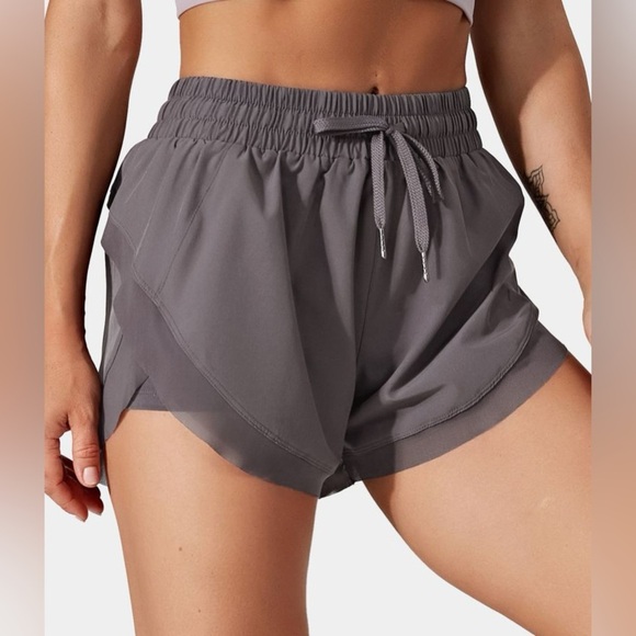 Halara Mid Rise Drawstring Contrast Mesh 2-in-1 Flowy Running Shorts 3' |NEW/NWT - Picture 1 of 11